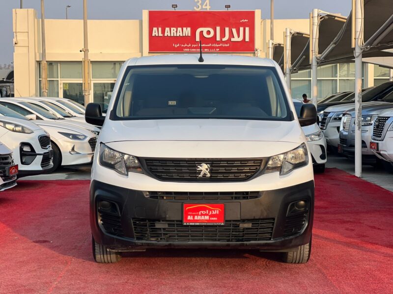 2023 Peugeot Partner 1.6 Litres 4 Cylinders Petrol Engine Manual White Grey Van GCC Specs