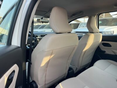 2023 Renault Duster 2.0 Litres V4 Petrol Engine White Beige SUV GCC Specs 4WD Automatic