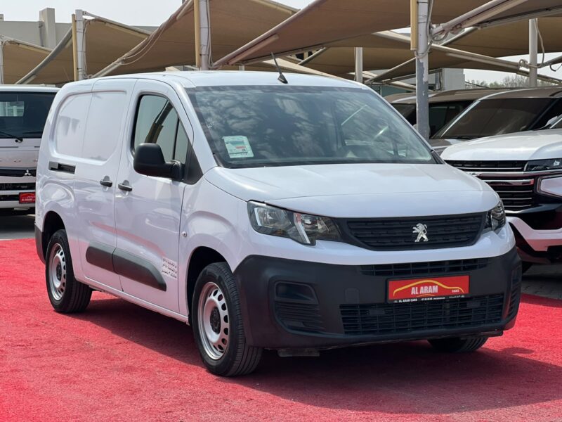 2023 Peaugeot Partner 1.6 Litres 4 Cylinders Diesel Engine White Grey Van Manual GCC Specs