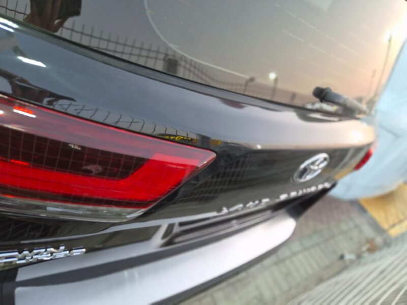 2014 Toyota Land Cruiser GXR 4.0 Litres 6 Cylinders Petrol Engine Black Beige SUV GCC Specs