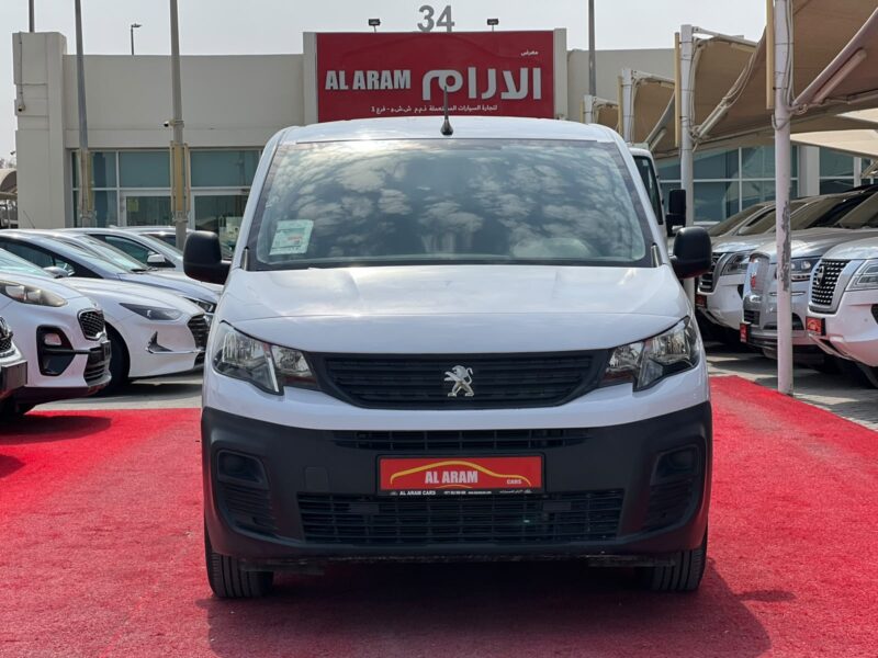 2023 Peaugeot Partner 1.6 Litres 4 Cylinders Diesel Engine White Grey Van Manual GCC Specs