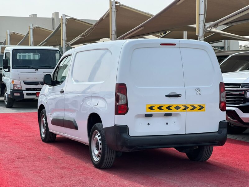 2023 Peaugeot Partner 1.6 Litres 4 Cylinders Diesel Engine White Grey Van Manual GCC Specs
